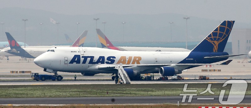 '타이어 펑크 <b>화물기</b>' 활주로에 덩그러니…<b>인천공항</b> 줄줄이 지연(종합)