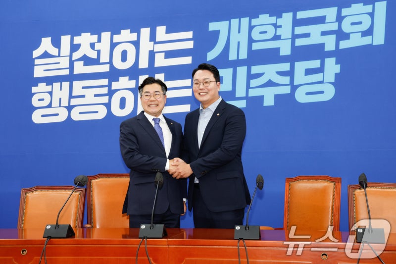 손잡은 <b>박찬대</b>·<b>천하람 원내대표</b>