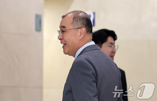 Hong Won-hwa, chairman of the deans' council for medical schools (President of Kyungpook National University) is moving to meet with Deputy Prime Minister for Social Affairs and Minister of Education Lee Joo-ho at the Korea Educational Facility Safety Institute in Yeongdeungpo-gu, Seoul on June 7. 2024.6.7/News1 ⓒ News1