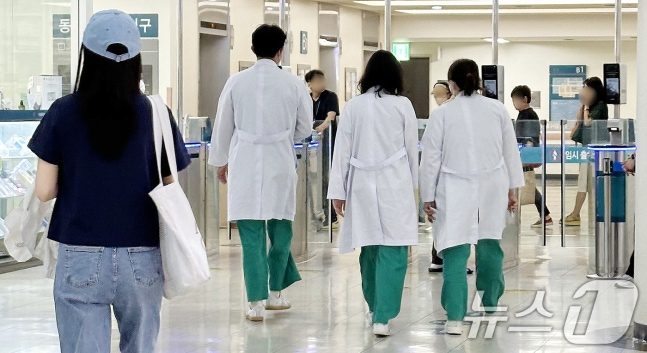 Medical staff moving at Seoul Asan Hospital in Songpa-gu, Seoul on June 11. 2024.6.11/News1 ⓒ News1 Reporter Park Ji-hye