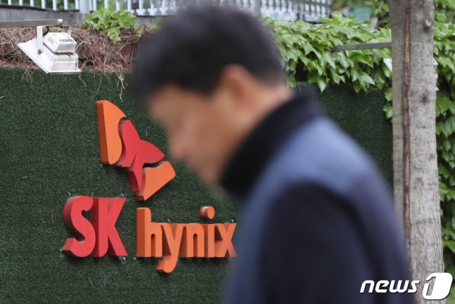 員工在26日，在SK Hynix的SK Hynix總部在Icheon -Si的總部前行走，當時SK Hynix的季度運營損失超過3萬億韓元。在這一天，今年第一季度（1月至3月）通過績效披露，SK Hynix的運營損失為3.44萬億韓元。