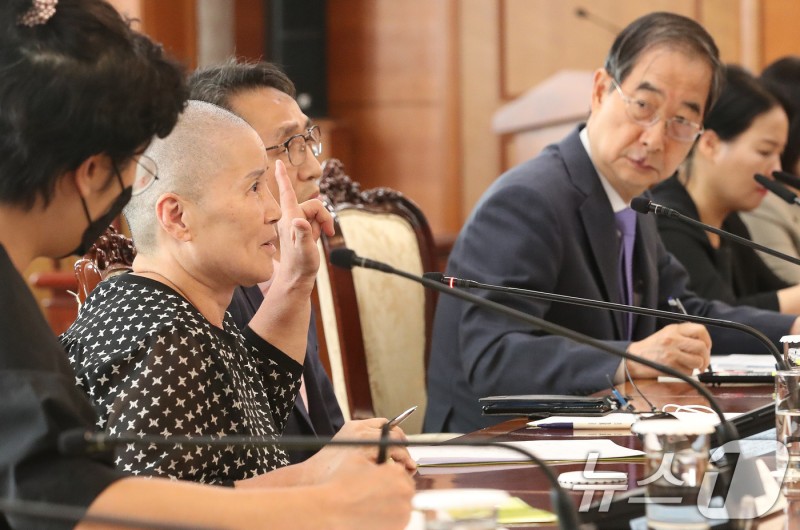 <b>환자</b>들 만난 한 <b>총리</b> "응급실 뺑뺑이·소아과 오픈런 없는 나라 목표"