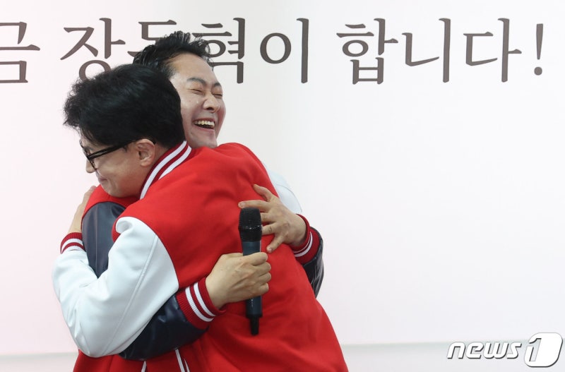 <b>장동혁</b>, <b>한동훈</b> 겨냥 '원외 불가론'에 "당 어려운 때 다 원외"