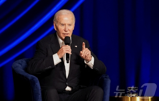 美國總統喬·拜登（Cho Biden）在與前總統巴拉克·奧巴馬（Barack Obama）的演講中發表講話，巴拉克·奧巴馬（Barack Obama）在美國加利福尼亞州洛杉磯的孔雀劇院舉行的民主黨總統大選籌款活動（當地時間）舉行。ⓒ路透社=新聞1