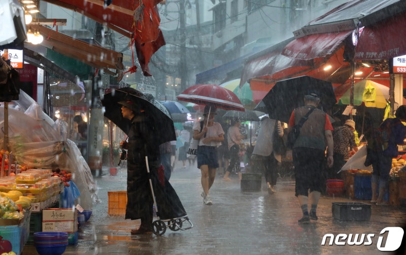 내일 제주서 <b>장마</b> 시작…시간당 30씩 '200 물폭탄'