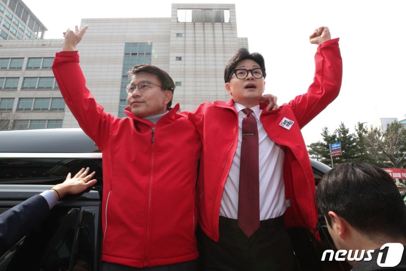 <b>윤상현</b> "<b>한동훈</b>, 2027년 <b>대선</b> 나갈지부터 밝혀라"