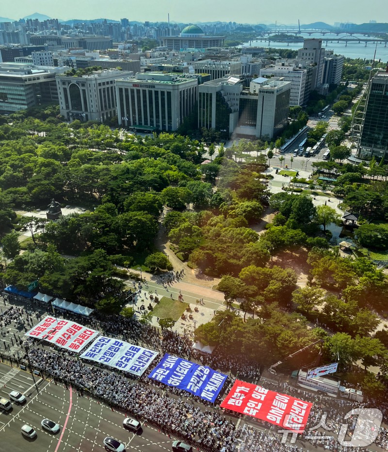 '의대 증원 철회' <b>거리로 나선 의사</b>들