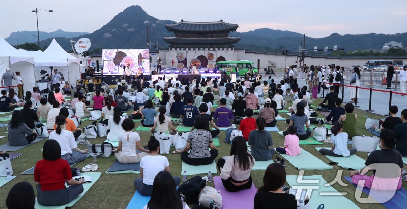 '다함께 즐게는 <b>달빛요가</b>'