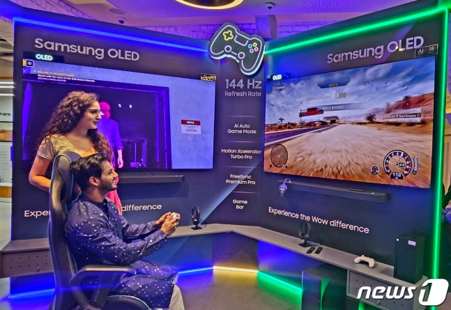 Samsung Electronics announced on the 18th that they held an event to unveil the 2024 model TV products at the Samsung Opera House in Bangalore, India on the 17th (local time). The event showcased differentiated new products such as the Neo QLED 8K, equipped with a 3rd generation AI processor that doubles processing speed, and OLED that minimizes light reflection. A model experiencing the 2024 model Samsung OLED. (Provided by Samsung Electronics) 2024.4.18/News1