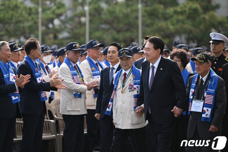 尹 "북러조약, 역사 <b>역행 시대착오적</b> <b>행동</b>…단호히 대응"(상보)