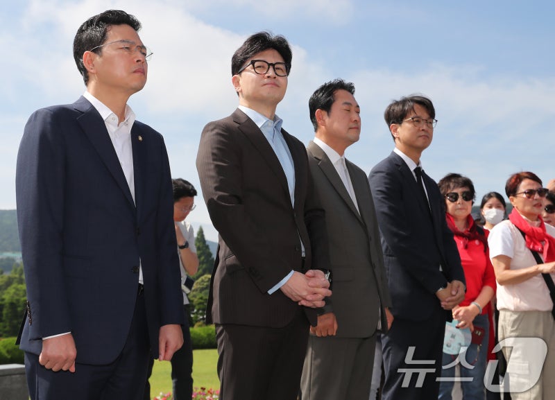 <b>한동훈</b>, <b>유엔기념공원</b> 참배