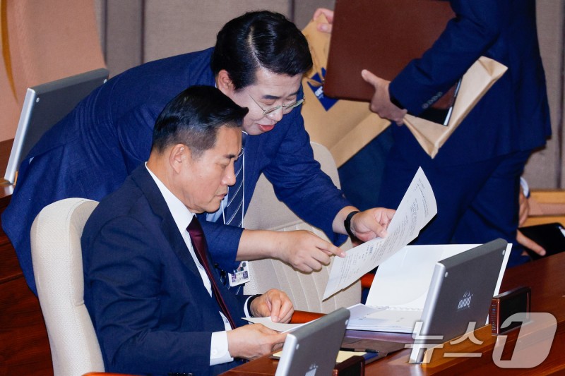 자료 살피는 <b>신원식</b> 국방<b>장관</b>