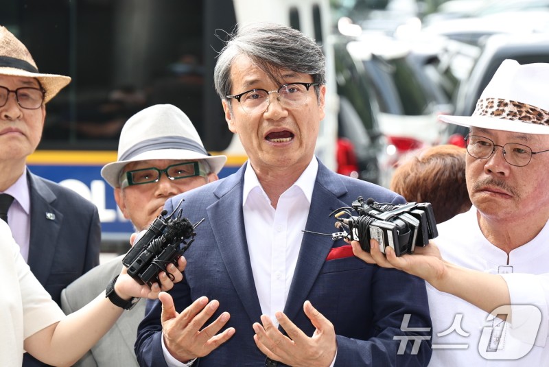 <b>최재영</b> 목사 "스토커가 준 선물이 국가기록물? 상식 결여된 궤변"