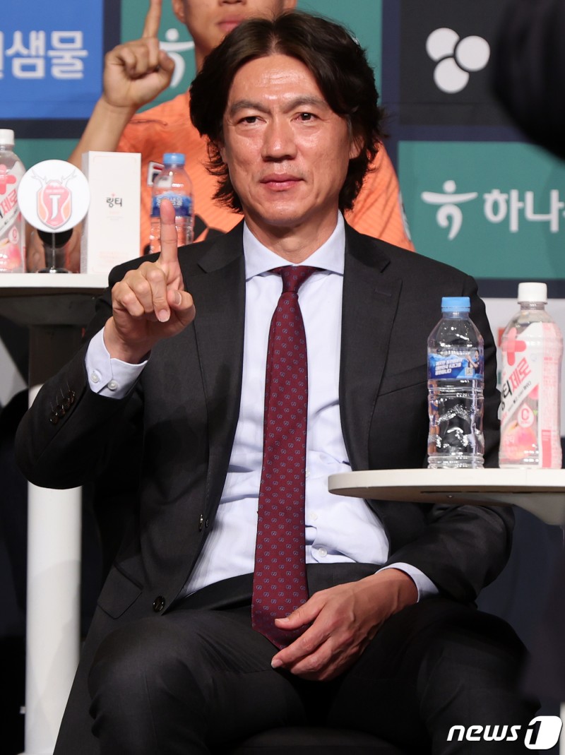 <b>홍명보</b> <b>감독</b>, 10년 만에 축구 국가<b>대표팀</b> 맡는다