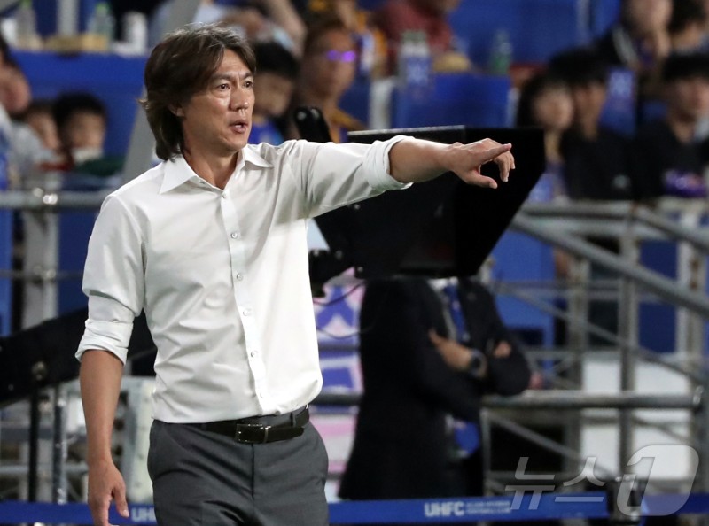 KFA "<b>홍명보 감독</b>의 리더십·경험·성과, 외국인 후보들보다 앞섰다"