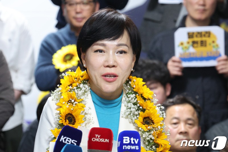 <b>전현희</b>, 민주 <b>최고위원</b> 출마 "<b>이재명</b> 수석변호인 돼 尹정부 투쟁"