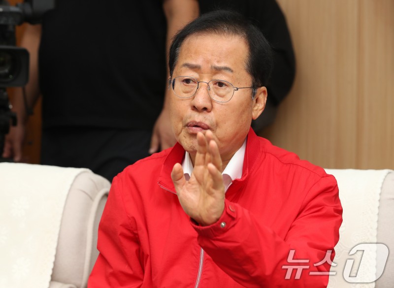 <b>홍준표</b> "<b>한동훈</b>, <b>유승민</b>의 길로"…유 "홍, 기회주의자" 발끈