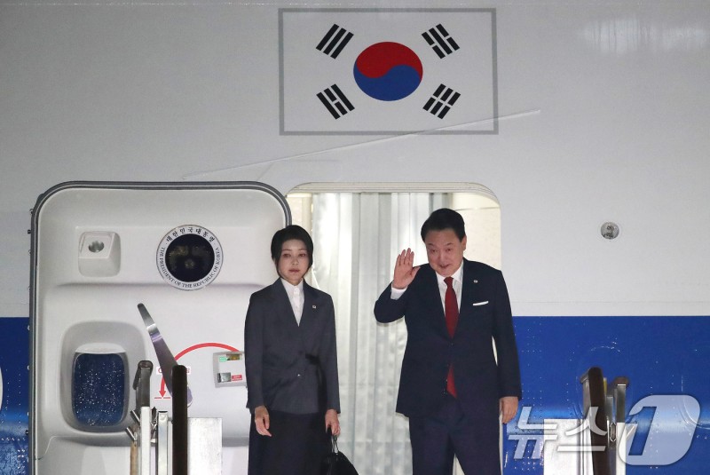 윤 <b>대통령</b>, 美 <b>하와이</b> 도착…나토 순방 첫 일정 돌입(종합)
