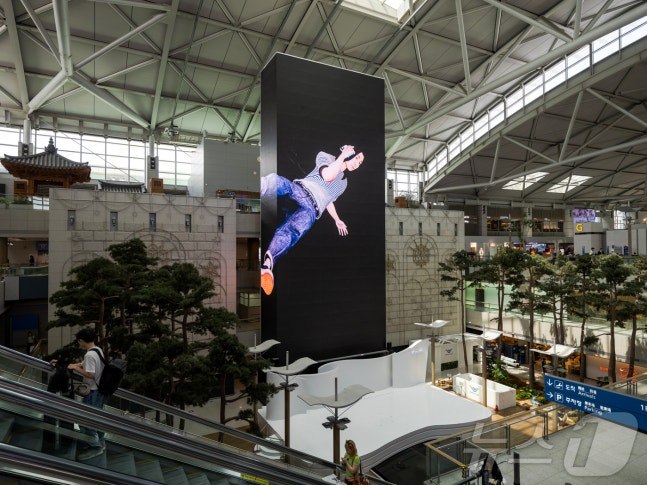 Artist Kim Hee-cheon's 'Double Poser'. (Provided by Incheon International Airport Corporation)