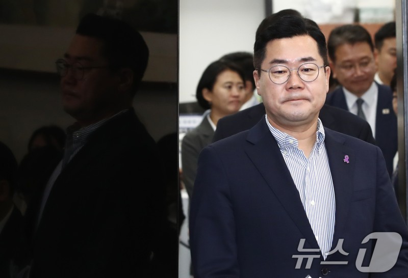 최고위회의 참석하는 <b>박찬대 당대표 직무대행</b>