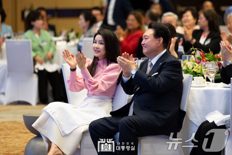 김건희, 나토 <b>배우자</b>프로그램 참석…단독 일정 소화