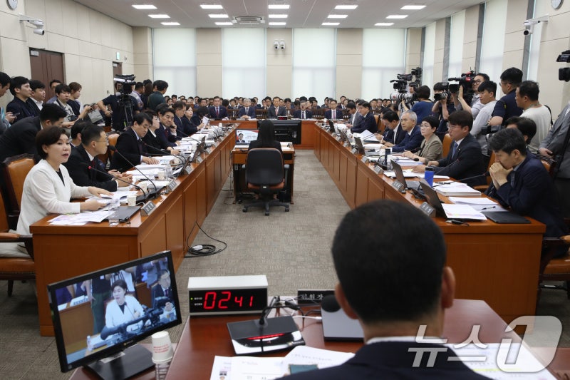 '<b>임성근 불송치</b>' 공방…與 "경찰 모욕"vs 野 "배후는 윤"