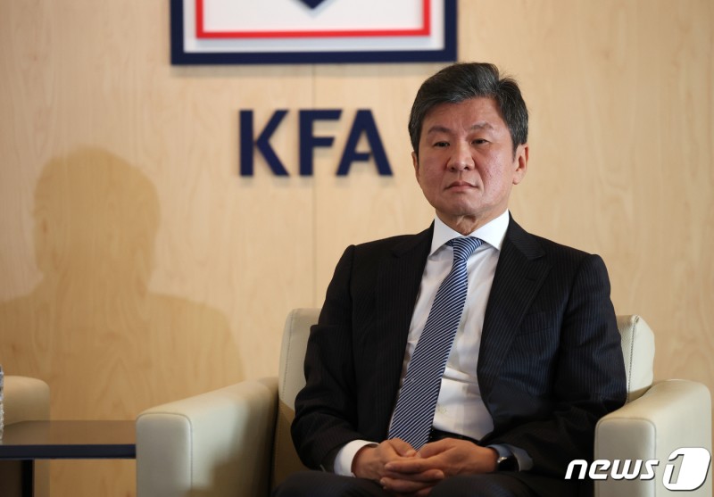 "<b>홍명보</b> 선임은 <b>업무방해</b>"…<b>정몽규</b> 회장, 시민단체에 고발 당해