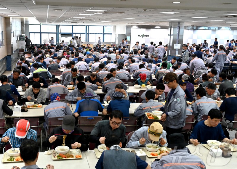 HJ중공업, 대규모 <b>초복</b> 행사…임직원·가족 <b>삼계탕</b> 6300인분 제공