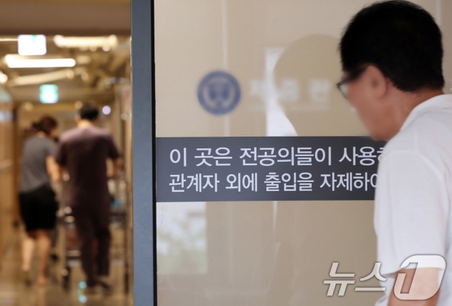 15일 서울 시내의 한 대학병원 전공의 전용공간 앞으로 의료진과 환자가 이동하고 있다. 2024.7.15/뉴스1 ⓒ News1 이동해 기자