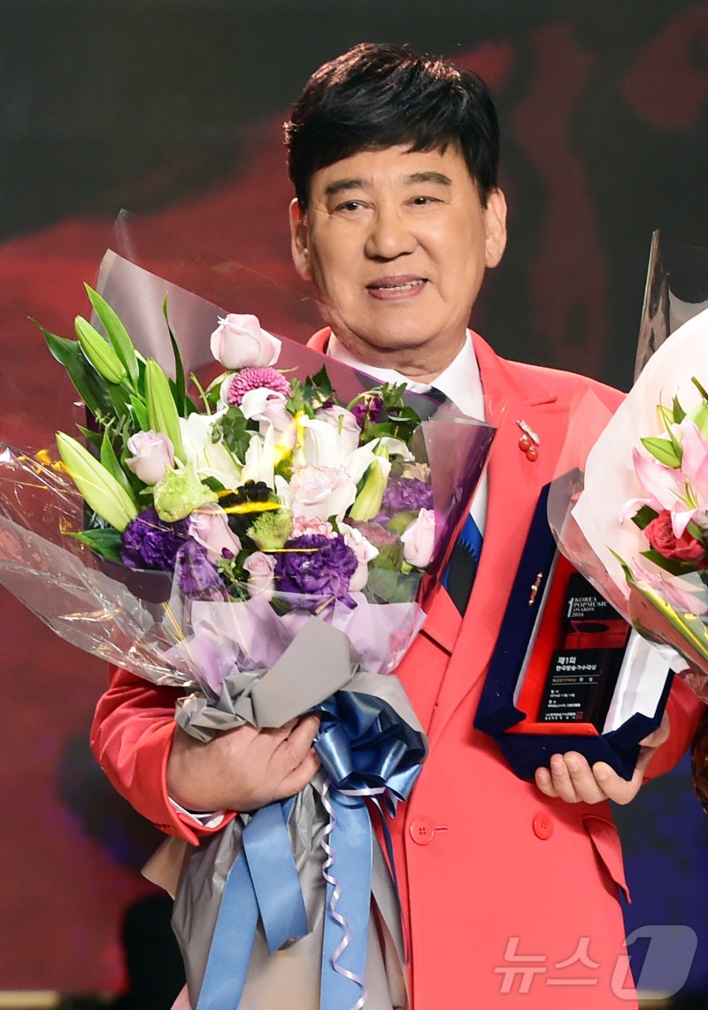 '봉선화 <b>연정</b>' 트로트 가수 <b>현철 별세</b>…향년 82세