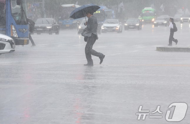 Citizens wearing umbrellas are rushing on Gwanghwamun street in Seoul on the afternoon of the 16th as heavy rain falls nationwide. 2024.7.16/News1 ⓒ News1 Reporter Lee Dong-hae