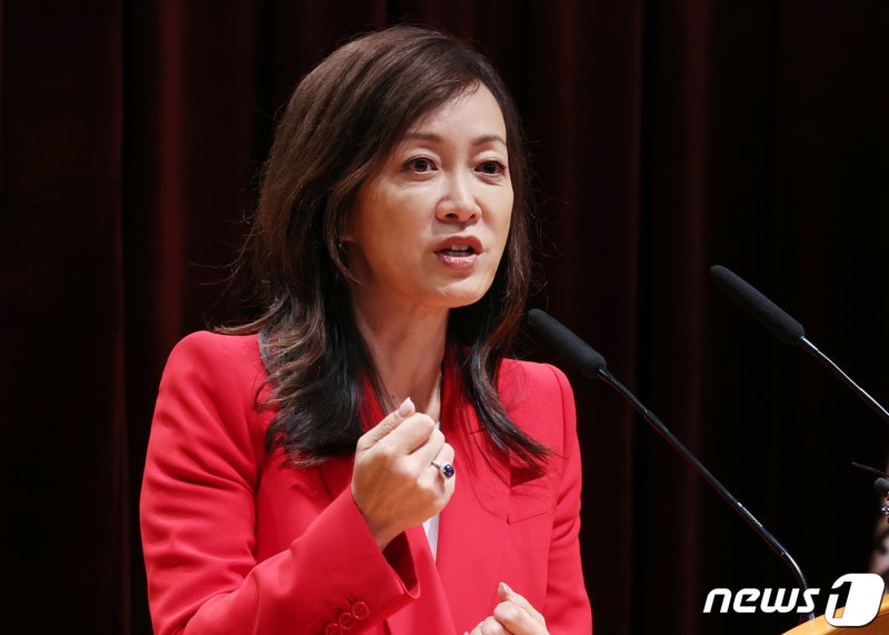 CIA 출신 수미 <b>테리</b> 韓간첩 혐의 <b>기소</b>…"명품백 받고 기밀 제공"
