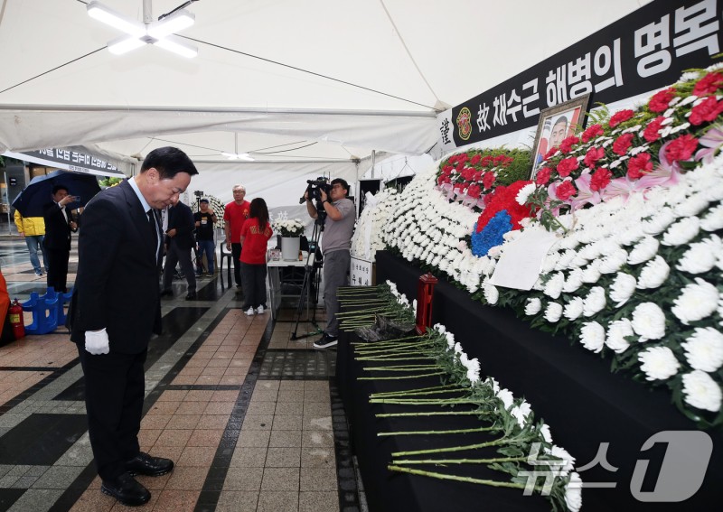 고 <b>채상병</b> 추모하는 <b>김두관</b> 후보