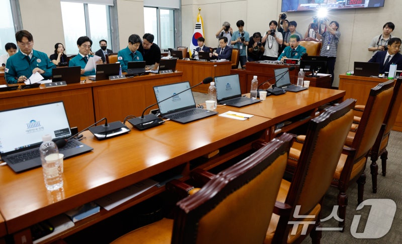 이재명표 '전<b>국민</b> 25만원 지원' <b>행안위</b> 통과…與 반발하며 퇴장
