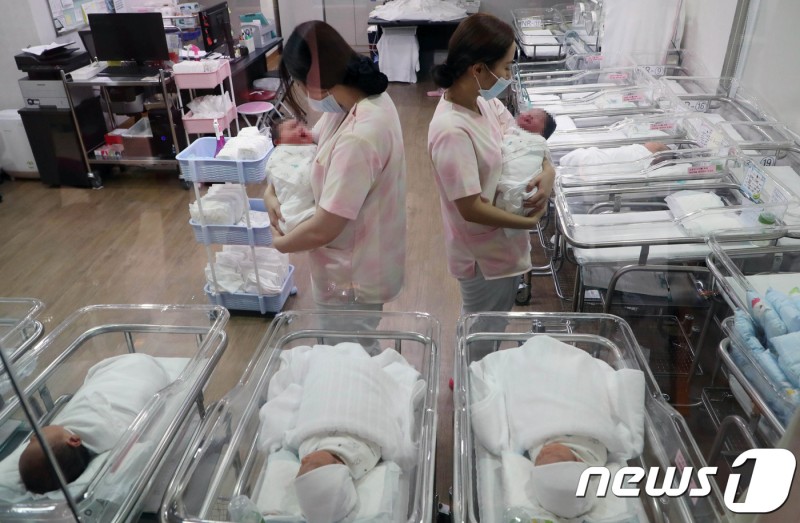 '사라지는 아이' 없도록…오늘부터 '병원이 직접 출생통보'