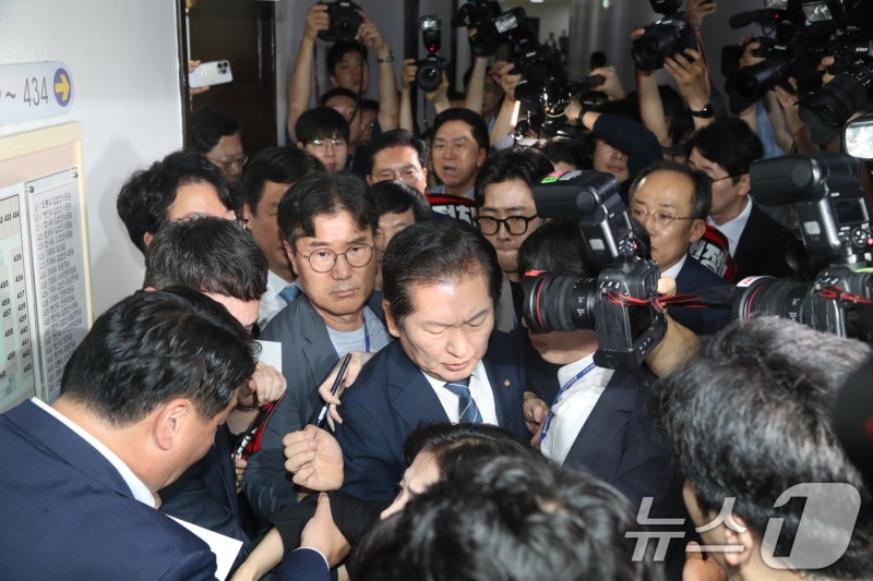 <b>정청래</b> <b>법사</b><b>위원장</b>, 尹 탄핵 청문회장 앞 충돌에 "형사고발 검토"