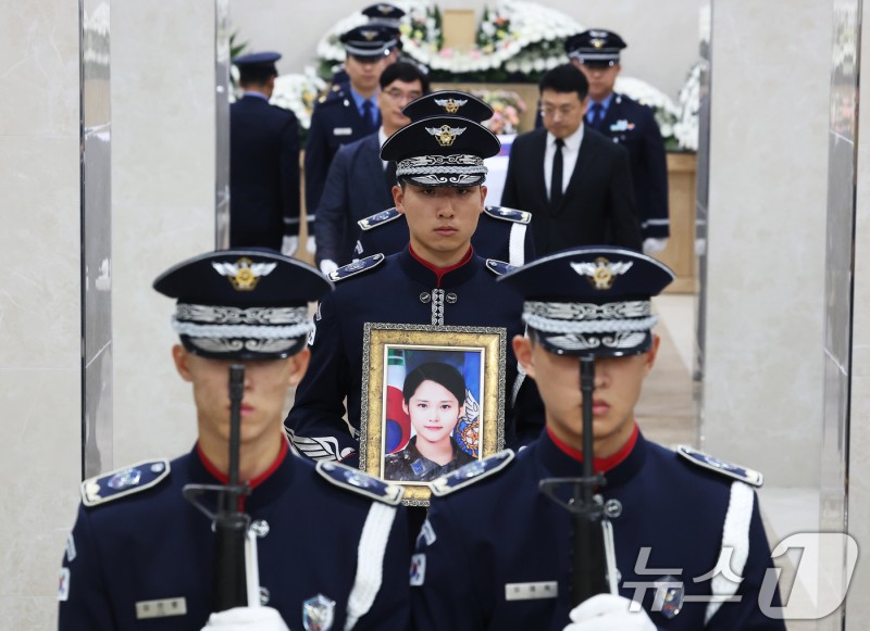 故 <b>이예람 중사</b> 3년 2개월 만에 영결식…국립현충원 안장