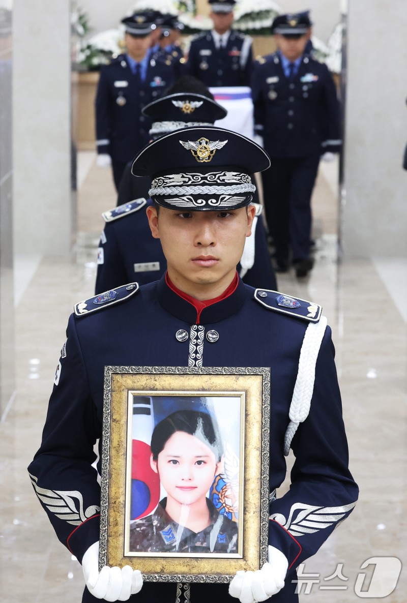 故 <b>이예람 중사</b> 3년 2개월 만에 영결식…국립현충원 안장