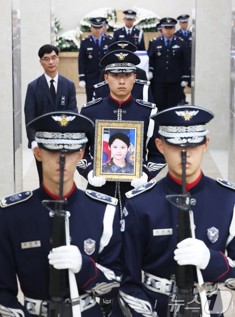 故 <b>이예람 중사</b> 3년 2개월 만에 영결식…국립현충원 안장