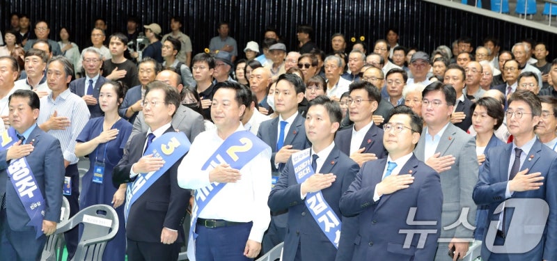 민주 당대표 제주 <b>경선 이재명</b> 82.5% '압승'…김두관 15.01%