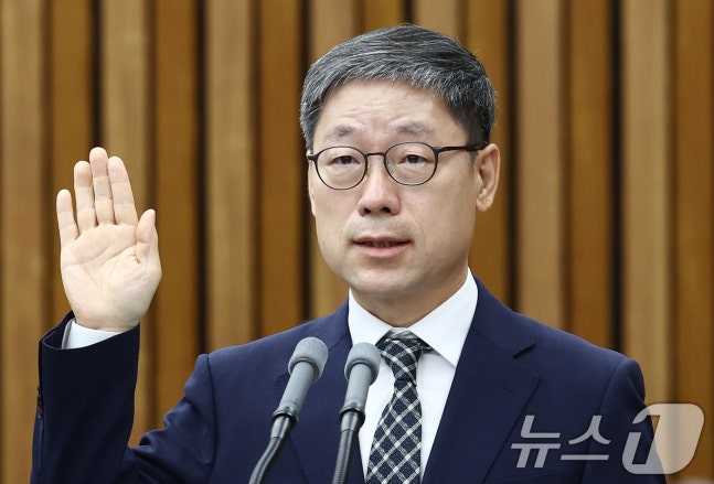Nominee for Chief Justice Noh Kyung-pil taking an oath during a confirmation hearing at the National Assembly in Yeouido, Seoul on the morning of the 22nd. 2024.7.22/News1 ⓒ News1 Kim Min-ji journalist