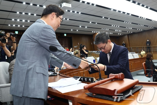 Nominee for Chief Justice Noh Kyung-pil submitting an oath to Park Beom-gye, chairman of the special confirmation committee at the confirmation hearing held at the National Assembly in Yeouido, Seoul on the morning of the 22nd. 2024.7.22/News1 ⓒ News1 Kim Min-ji journalist