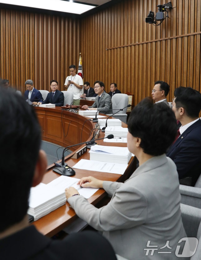 Park Beom-gye, chairman of the special confirmation committee, presiding over the 1st hearing on the appointment approval of Chief Justices (Noh Kyung-pil, Park Young-jae, Lee Suk-yeon) at the National Assembly in Yeouido, Seoul on the morning of the 16th. 2024.7.16/News1 ⓒ News1 