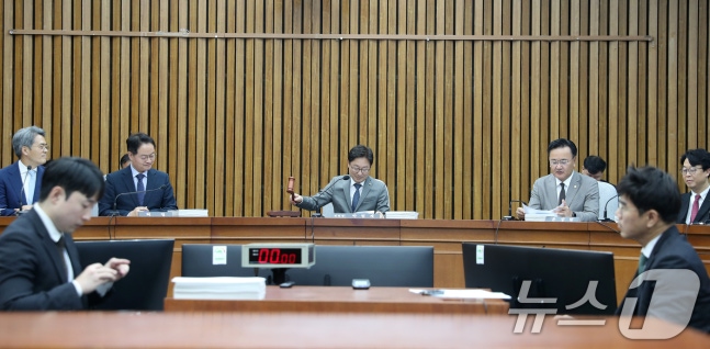 Park Beom-gye, chairman of the special confirmation committee, presiding over the 1st hearing on the appointment approval of Chief Justices (Noh Kyung-pil, Park Young-jae, Lee Suk-yeon) at the National Assembly in Yeouido, Seoul on the morning of the 16th. 2024.7.16/News1 ⓒ News1 