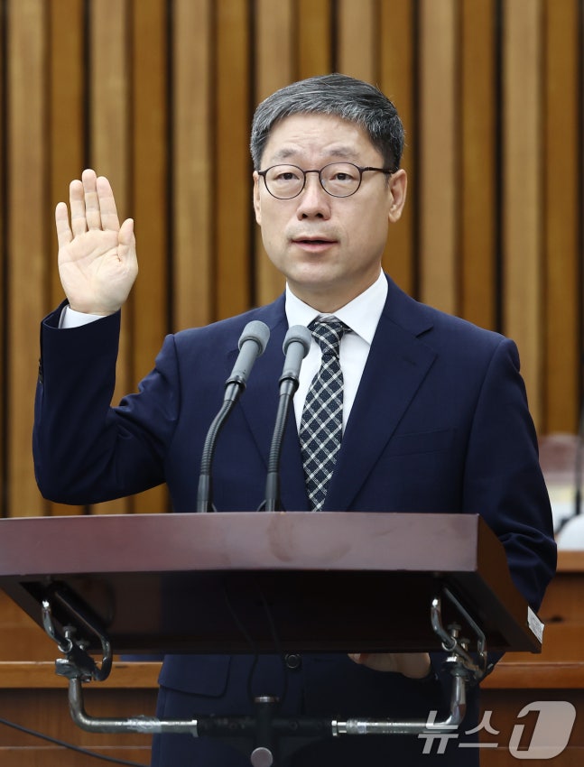 Nominee for Chief Justice Noh Kyung-pil taking an oath during a confirmation hearing at the National Assembly in Yeouido, Seoul on the morning of the 22nd. 2024.7.22/News1 ⓒ News1 Kim Min-ji journalist