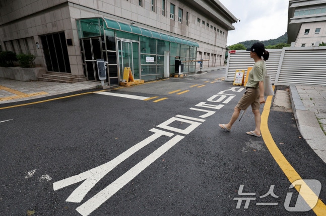 A citizen walking in front of the annex building of the Presidential Security Service located in Jongno-gu, Seoul on the morning of the 22nd. The Seoul Central District Prosecutors' Office reportedly conducted a private face-to-face investigation of Kim Geon-hee, the First Lady, at this location on the 20th. 2024.7.22/News1 ⓒ News1 Jang
