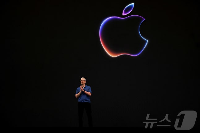 Apple CEO Tim Cook delivered a keynote speech at the 'Worldwide Developers Conference (WWDC) 2024' held at Apple Park in Cupertino, California, USA on June 10 (local time). 24.06.10 ⓒ Reuters=News1 ⓒ News1