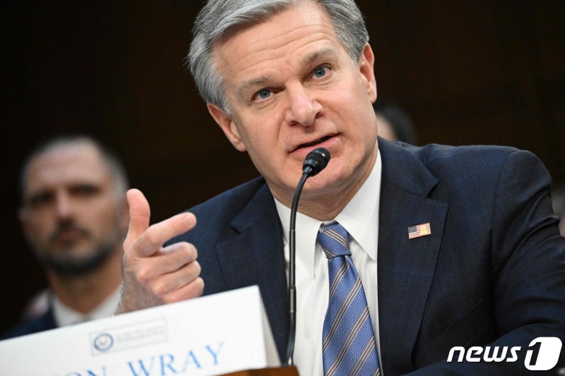 FBI 국장 "<b>트럼프 총격범</b>, <b>케네디</b> 암살 사건 인터넷 검색했다"