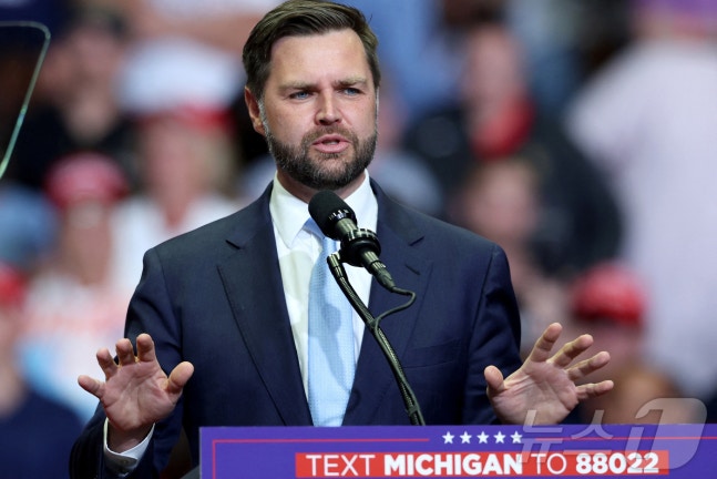 JD Banz, the Republican vice presidential candidate in the United States, is giving a joint speech with former US President Donald Trump for the first time after being nominated as a candidate on July 20 (local time) in Grand Rapids, Michigan. He is speaking. 2024.07.21 ⓒ Reuters=News1 ⓒ News1 Reporter Woo Dong-myeong