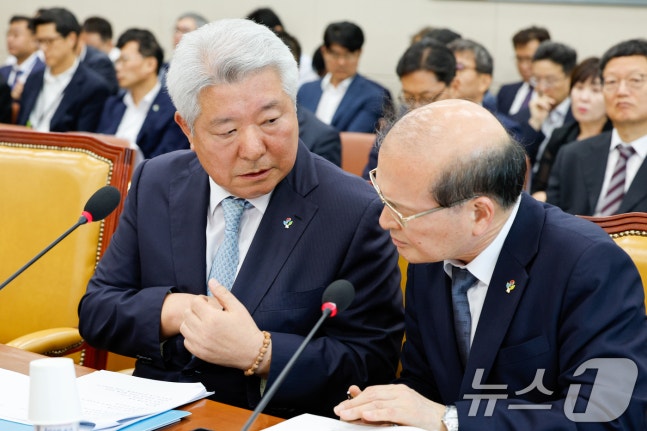 Kim Hong-il, former chairman of the Korea Communications Commission (left), and Lee Sang-in, vice chairman, are attending the 5th plenary session of the Science and Technology Information & Communications Commission held at the National Assembly in Yeouido, Seoul, on June 25 to engage in dialogue before querying on current issues regarding the Ministry of Science, Technology, Information and Communications and the Broadcasting Communications Commission. ⓒ News1 An Eun-na reporter